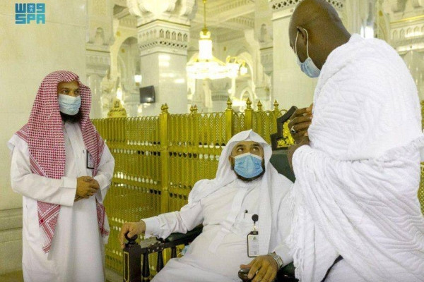 Shariah guidance service for visitors to Grand Mosque in seven languages