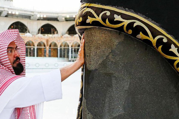 Makkah Grand Mosque imam joins workers cleaning and sterilizing the Kaaba