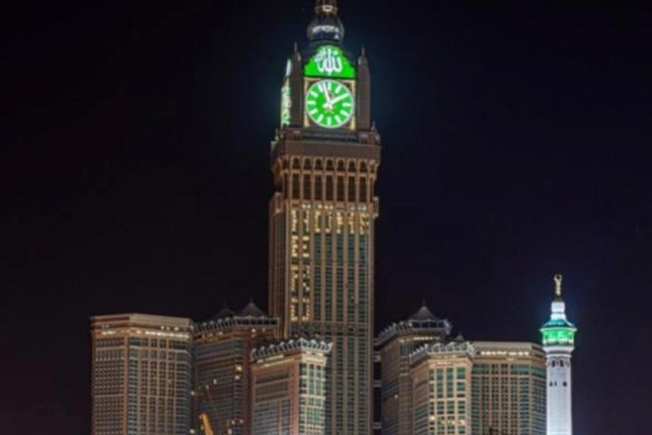 Makkah Clock Royal Tower lights up with coronavirus solidarity message