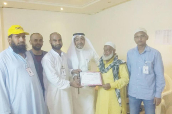 Indian pilgrim honored for serving fellow pilgrims