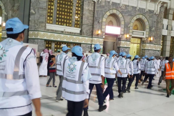 Over 10,000 staff in service as faithful flock to Makkah