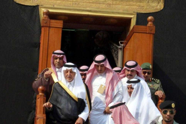 Makkah emir washes the Kaaba
