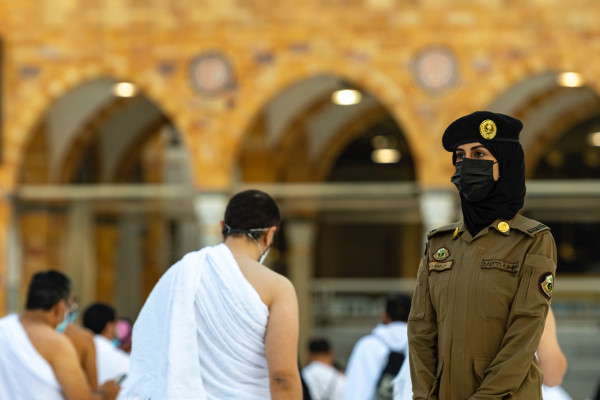 A Saudi policewoman in military uniform at the Kaaba, raising the interest of citizens (photos)