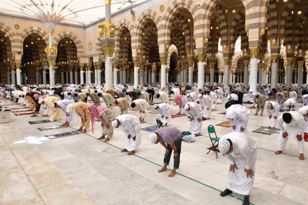 Worshippers flock to reopened Prophet’s Mosque for Friday prayers