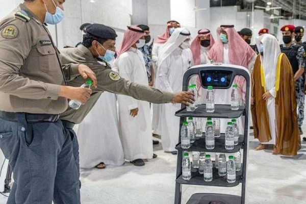 Smart robot distributes bottles of Zamzam water at Grand Mosque