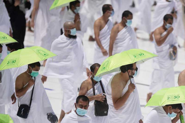 Saudi Islamic Ministry distributes 11,500 umbrellas