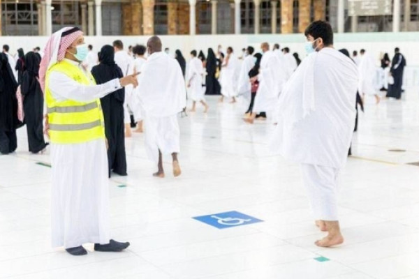 Over 100 volunteers serve worshipers at Grand Mosque