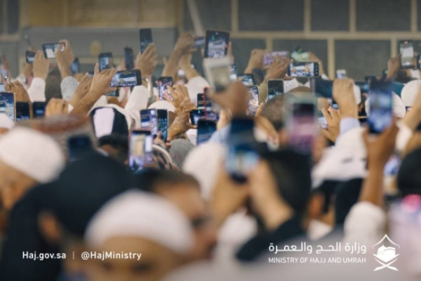 Pilgrims must respect holy places' sanctity and not to be preoccupied with taking photos