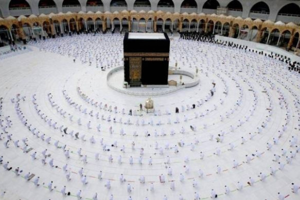 Saudi Arabia issues 135,000 permits daily for Umrah and prayer at Grand Mosque
