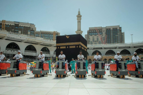 1st batch of 85 Saudis join Grand Mosque cleaning team